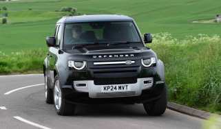 Land Rover Defender 110 County - front corner left